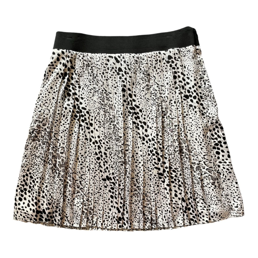 #113 White House Black Market Black and White Pleated skirt, size 10